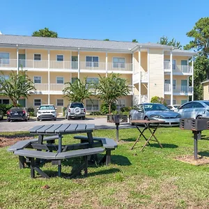  Holiday home Cozy 1br With Pool And Gym Centrally Located
